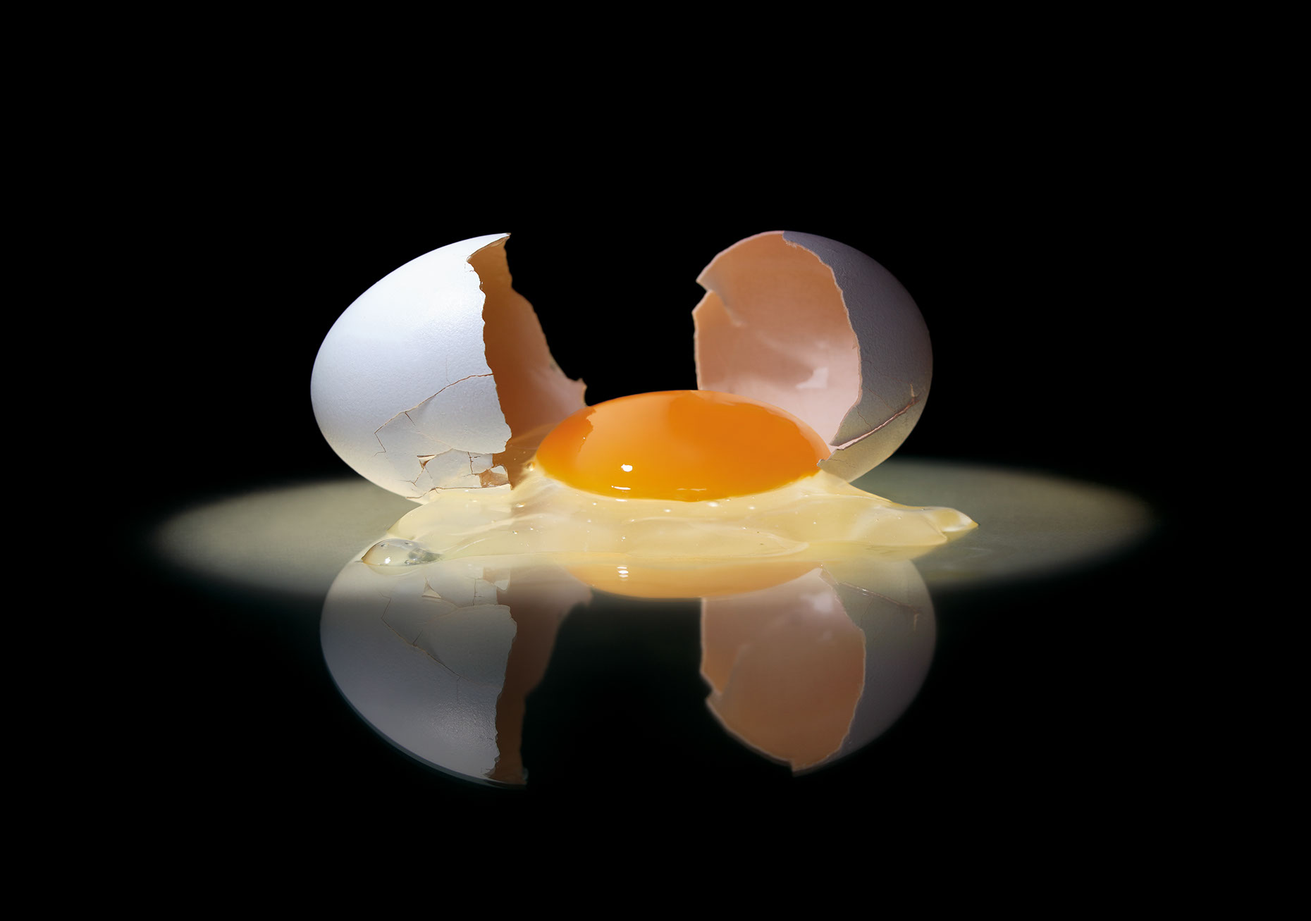 Photo-Imaging_Food_Broken egg-Frank Neidhardt