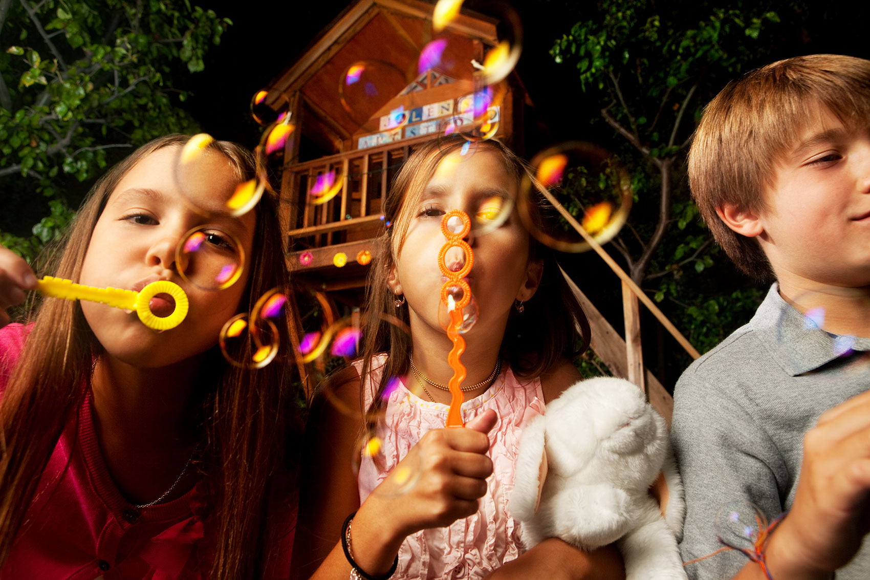 Photography-Children Teens_Kids blowing bubbles-Kevin Schmitz