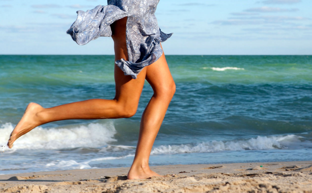 Photography_Lifestyle_Legs Running on Beach with Skirt-Tony Garcia
