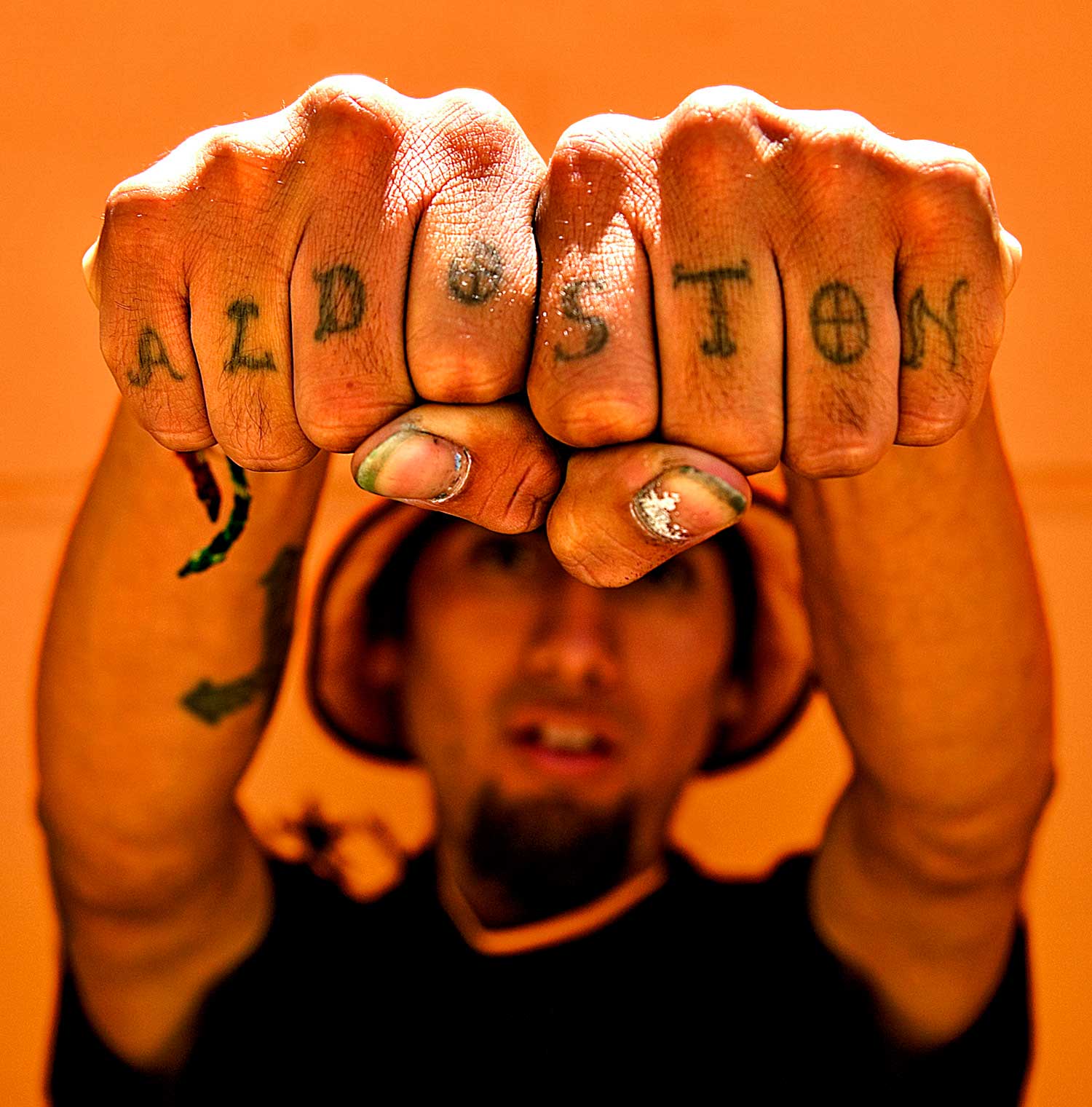 aldo-portrait-tatoo-knuckles