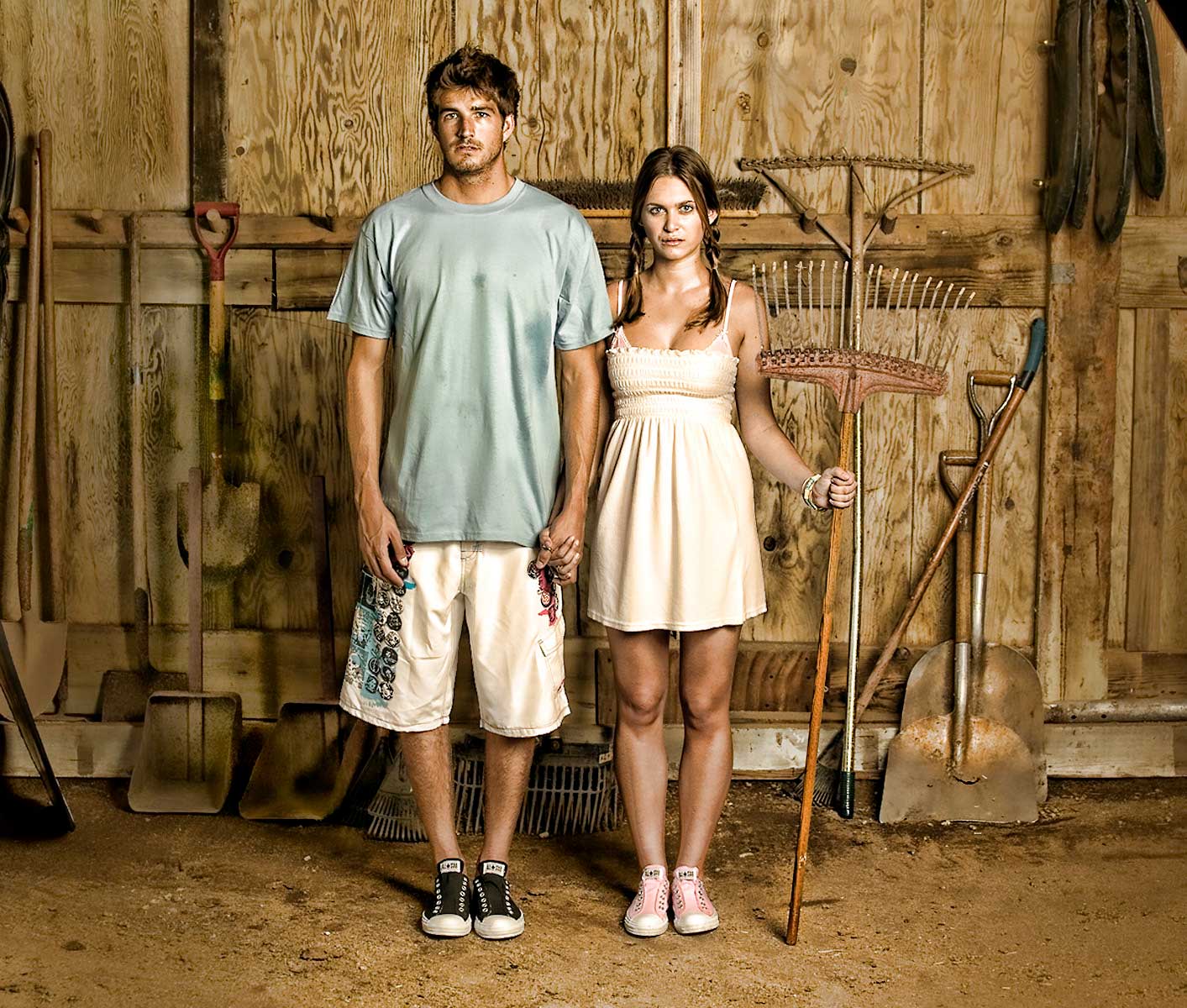 american-gothic-Barn-surf-couple