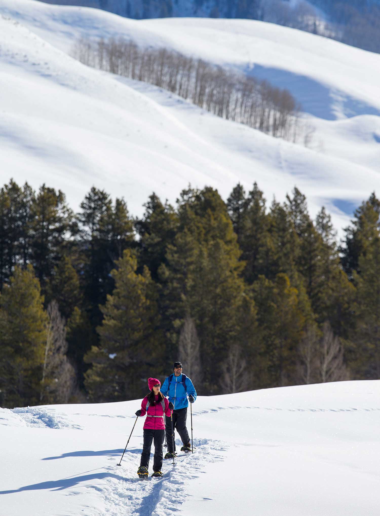 man-woman-cross-country-skiing-in-mountains